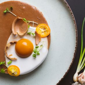 Proszę Zdrowie – Mazurek z białej czekolady z konfiturą z kumkwatu i grejpfruta na spodzie z masłem orzechowym