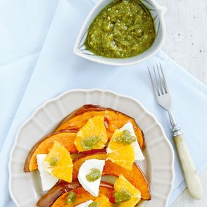 Sałatka z pieczonej dyni, serem kozim i pesto orzechowym (fot. Ania Włodarczyk / strawberriesfrompoland.blogspot.com)