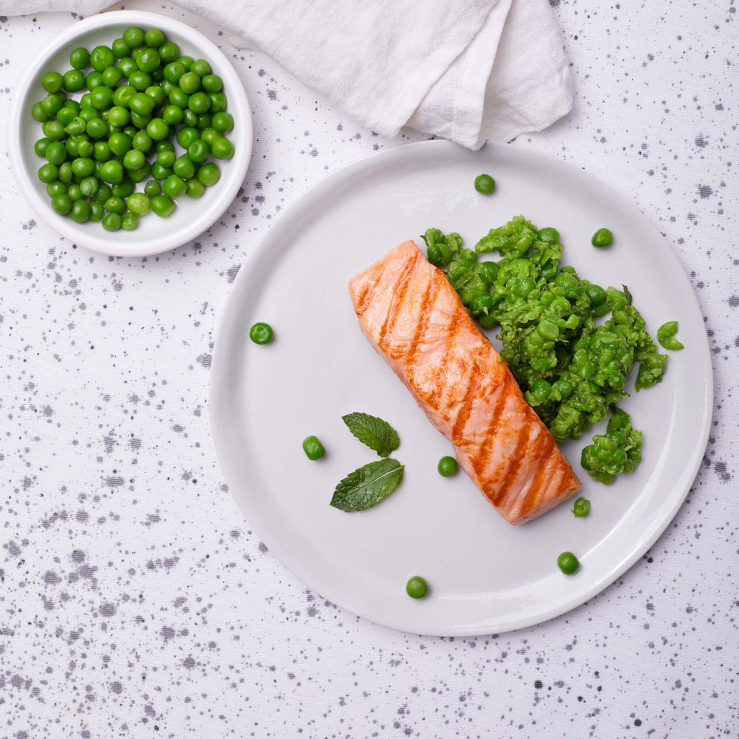 Grillowany łosoś z tłuczonym groszkiem z miętą