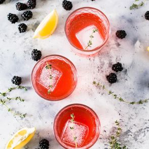 przepis na letni drink z wódka, owocami i lemoniadą (fot. Kim Daniels)