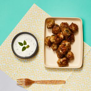 Jak zrobić klopsiki wieprzowe z dipem miętowym, pomysł na obiad dla dziecka, meatballs (fot. Maciej Niemojewski)