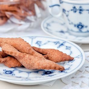 Duńskie faworki klejner na talerzu