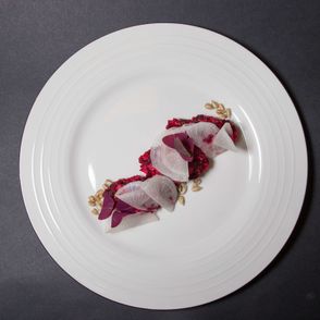 Tatar zpieczonego buraka z jabłkiem i cebulą, MAKRO