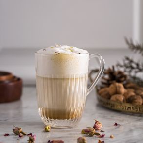 Zimowa kawa pistacjowa z wodą różaną