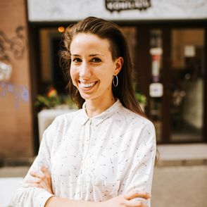 Portret Jarmiły Rybickiej przed lokalem (fot. Trey Wallace)