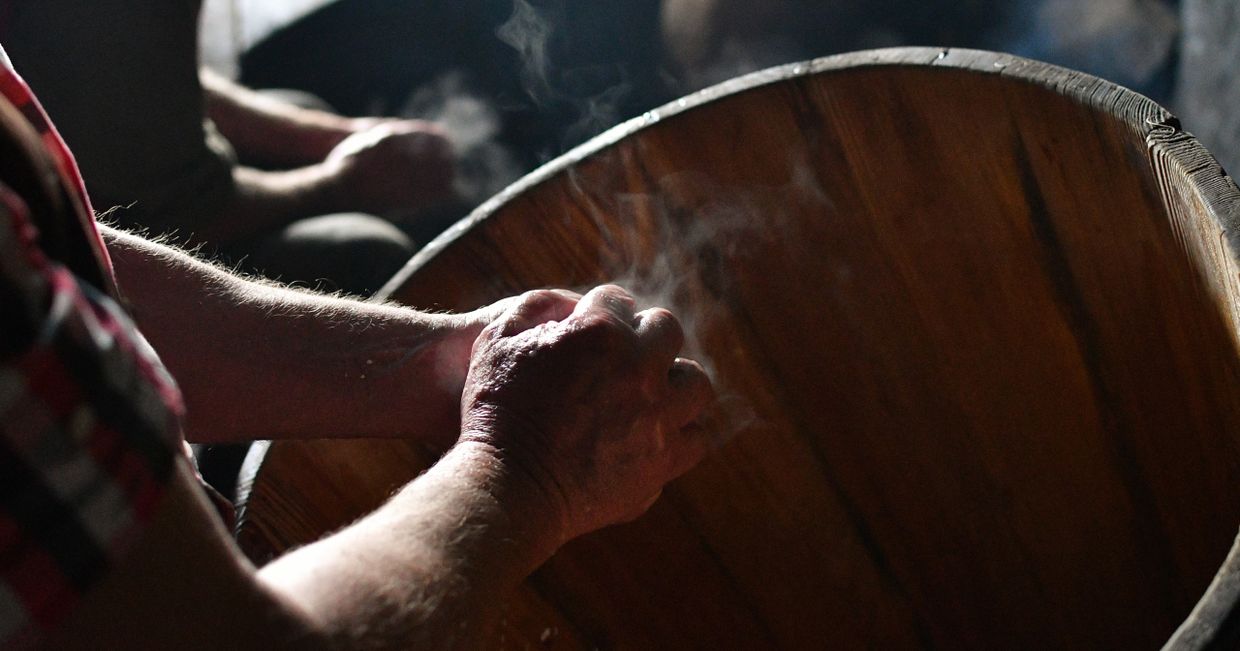 Praca w bacówce, proces wyrabiania oscypków (fot. Monika Ankudowicz)