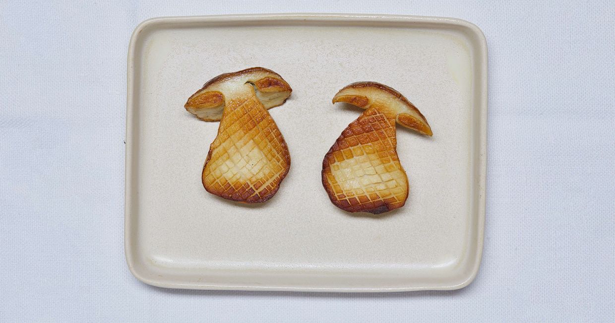 Dwie połówki usmażonych grzybów (fot. Maciek Niemojewski)