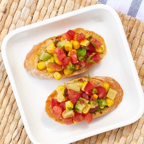 Prosta i szybka w przygotowaniu przekąska na piknik – bruschetta z pikantną salsą z awokado, kukurydzy i pomidora (fot. Maciej Niemojewski)