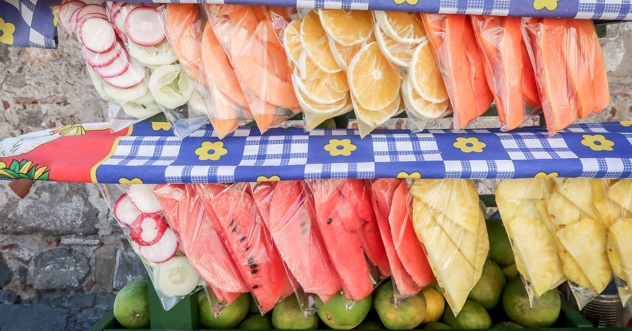 Krojone owoce i warzywa w foliowych woreczkach (fot. Julia Zabrodzka)