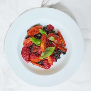 Sałatka z czarną komosą, pomidorami, malinami i bazylią (fot. Maciek Niemojewski)