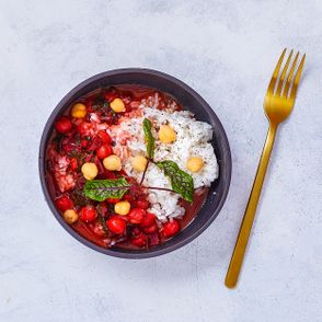 Wegańskie curry z botwina i ciecierzycą. (fot. Maciek Niemojewski)