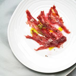 Carpaccio z gęsi z sokiem rabarbarowym (fot. Kasia Stadejek)