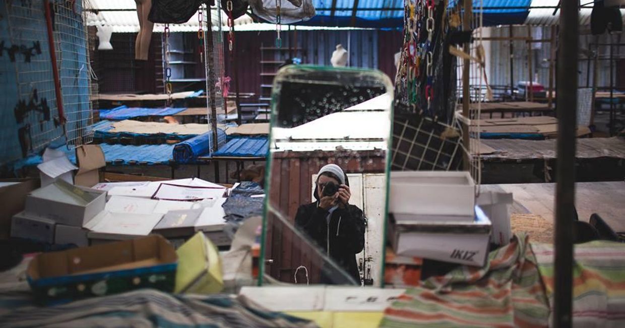 Autoportret w lustrze na straganie (fot. Filip Skrońc)