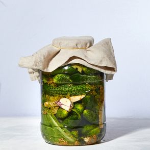 Słoik ogórków małosolnych, z zalewą z czosnku, kopru i chrzanu