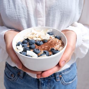 Lody bananowe z masłem orzechowym i sezonowymi owocami (fot. Aleksandra Stachowicz i Basia Synak)