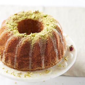 przepis na wielkanocną babkę, babka różna polana różanym lukrem posypana siekanymi pistacjami