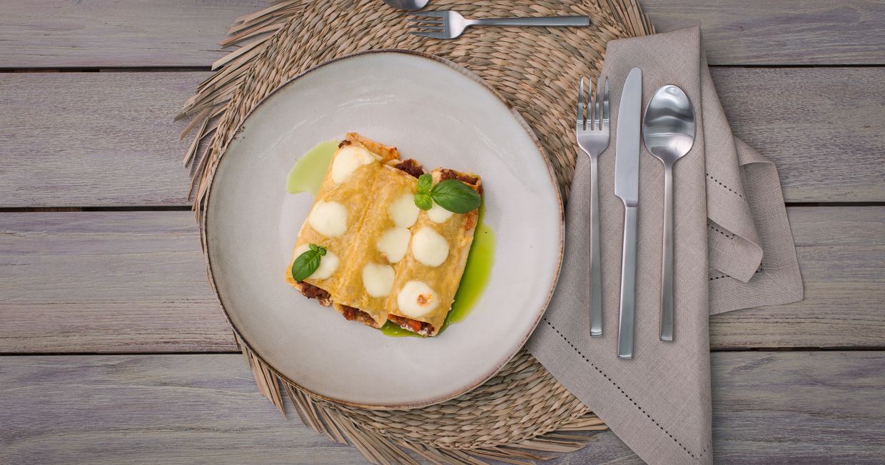 Cannelloni z jagnięcym ragù, mozzarellą, burratą i ze świeżymi ziołami. Westwing (for. dinnershow.studio)