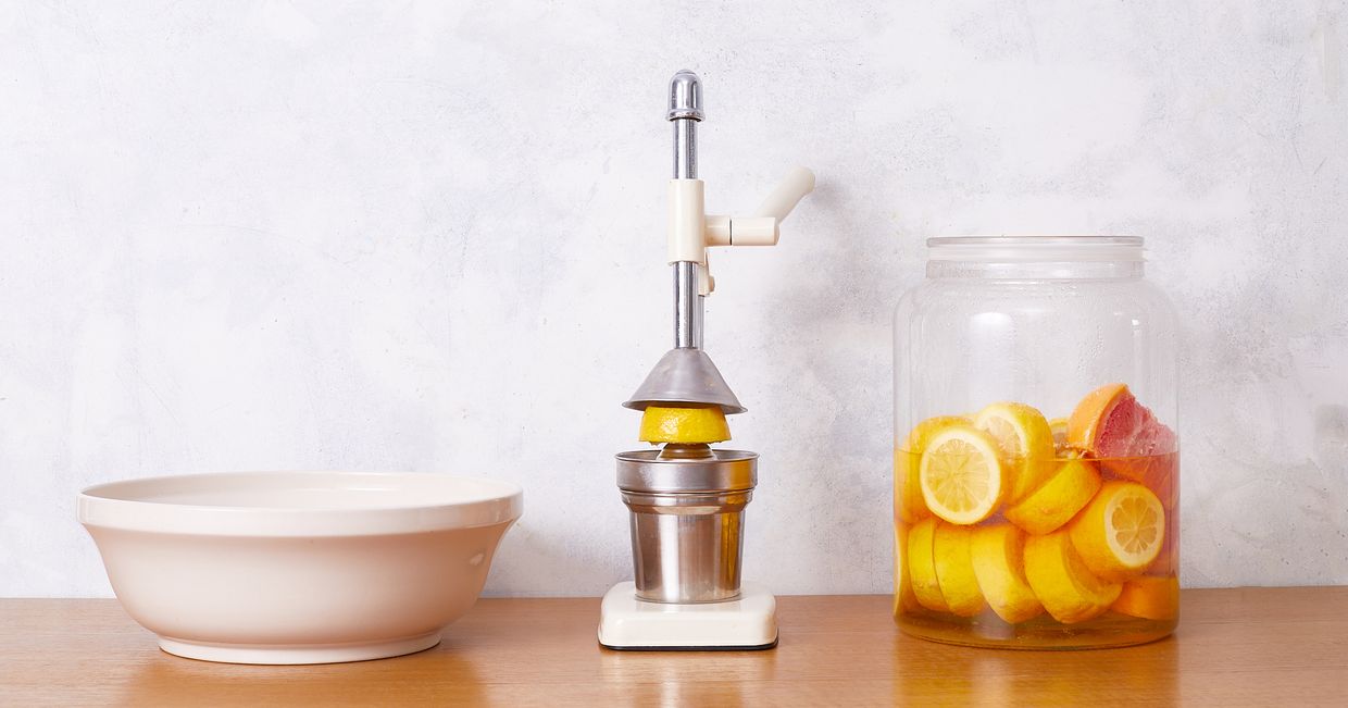 Wyciskanie cytryn do cytrynówki (fot. Maciek Niemojewski)