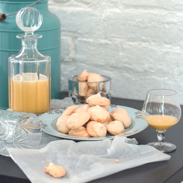 Gotowy ajerkoniak w karafce, kieliszki z likierem jajecznym, bezy (fot. dinnershow studio)