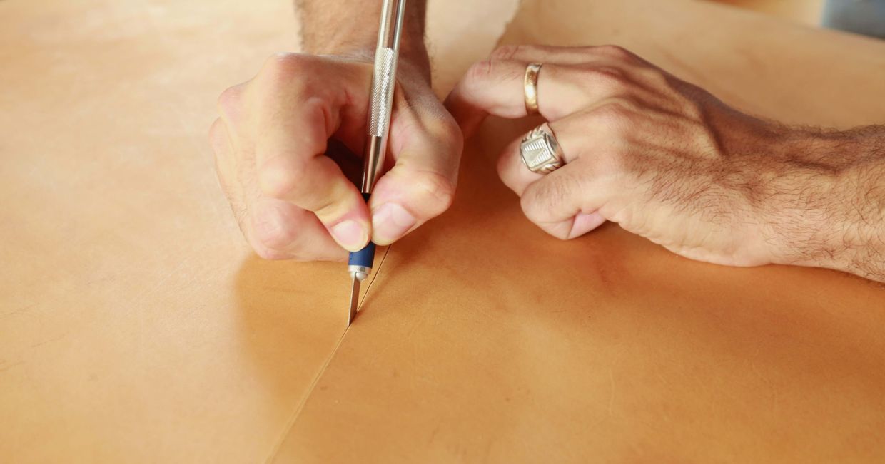 Praca nad wykrojem materiału marki Molehill (fot. Molehill)