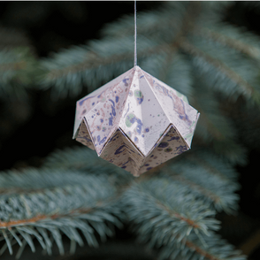 Jak samodzielnie wykonać bombki z papieru? (fot. Maciej Rukasz)