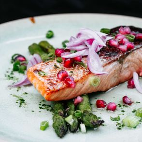 Pieczony łosoś z granatem (fot. Micheile Henderson)