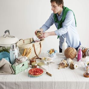 Stół przygotowany na piknik