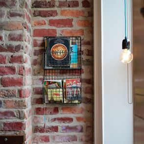 Półka z książkami kulinarnymi (fot. Toa Heftiba / unsplash.com)