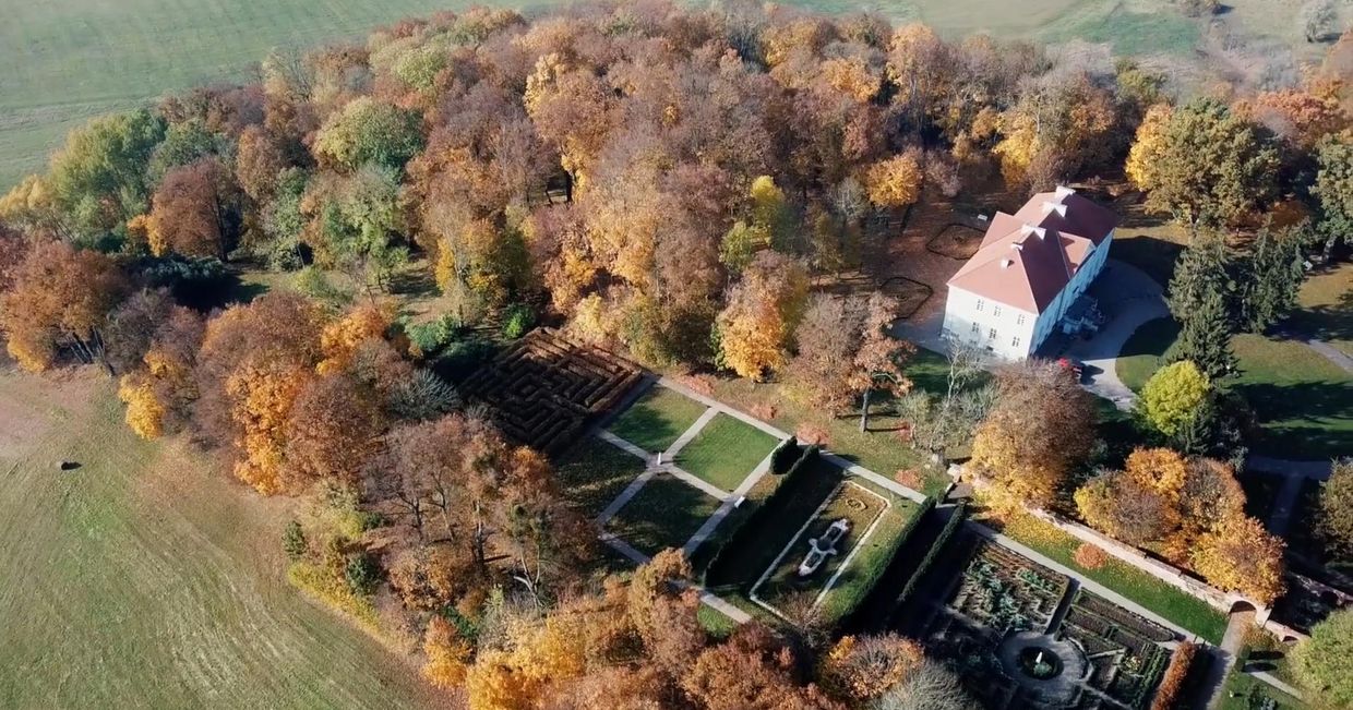 Widziany z lotu ptaka pałac w Nakomiadach w województwie warmińsko-mazurskim, otoczony ogrodem i lasami
