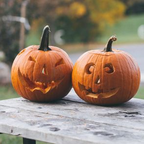 Wydrążone lampiony z dyni na Halloween (fot. Bekir Donmez / unsplash.com)