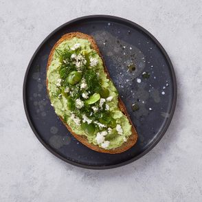 Pasta z bobu na kromce żytnego chleba posypana koperkiem (fot. Maciek Niemojewski)