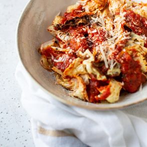Przepis na zapiekaną kapustę z sosem pomidorowym i parmezanem (fot. Ula Demczuk)