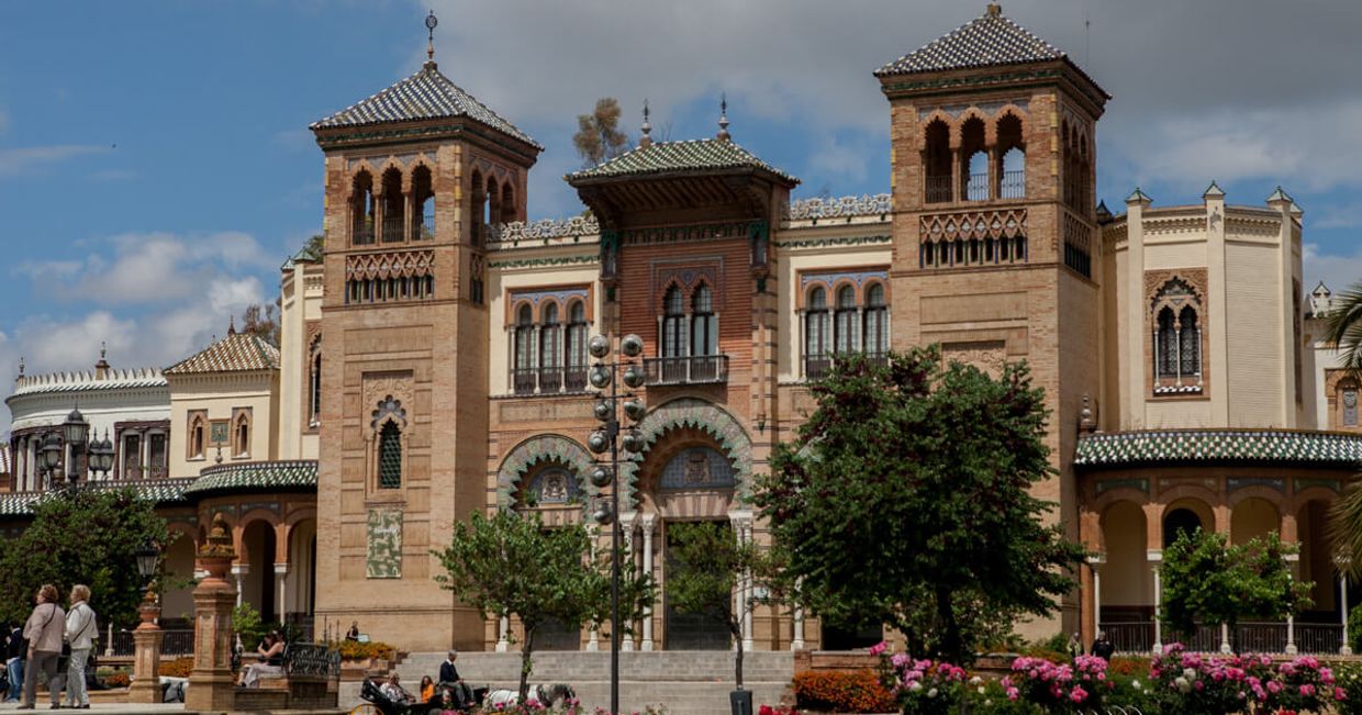 Skwer i budynek w Sewilli