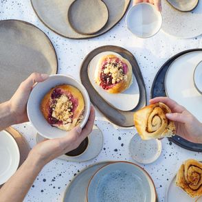 zestawy ceramicznych talerzy z pracowni: POPO ceramics, Spiek ceramicznu, Hadaki, Mleko living