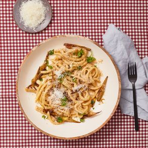 Przepis – spaghettoni w sosie z karczochów, pomysł na obiad z karczochami, włoska szkoła gotowania. jak przygotować karczochy(fot. Maciej Niemojewski)