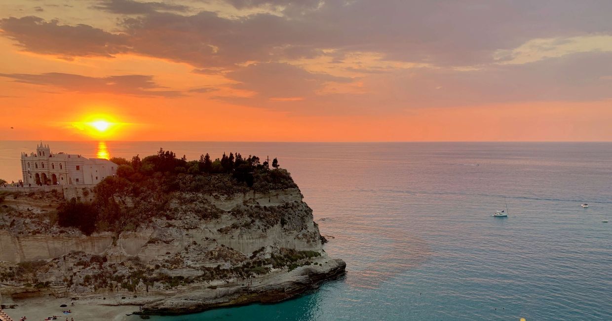 Plaża w Tropea o zachodzie słońca (fot. Olga Maj)