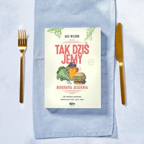 Zdjęcie przedstawiające książkę Tak dziś jemy, leżąca na serwetce razem ze sztućcami