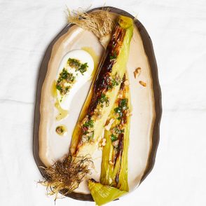 pieczony por, pieczony por z sosem orzechowym, orzechowy winegret, por