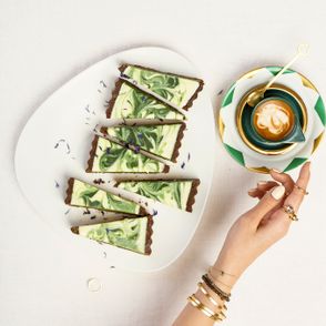 pokrojony mazurek z matchą, oraz filiżanka z kawą.