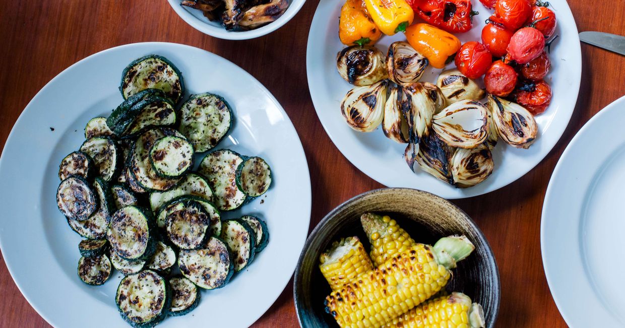 Ustawione na stole talerze z grillowanymi warzywami. (fot. Michał Lichtański)