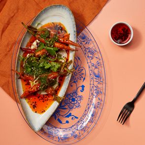 Peaches Gastro Girls, Młode marchewki w paście gochujang z pietruszkową gremolatą, pomysł na wegańska przystawkę (fot. Maciej Niemojewski)