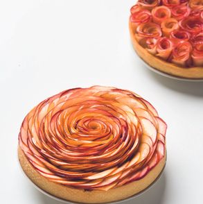 Sprawdzony i prosty przepis na kruche ciasto z jabłkami i kremem budyniowym. Sprawdź przepis na tartę jabłkową z kremem budyniowym (fot. dinnershow.studio)