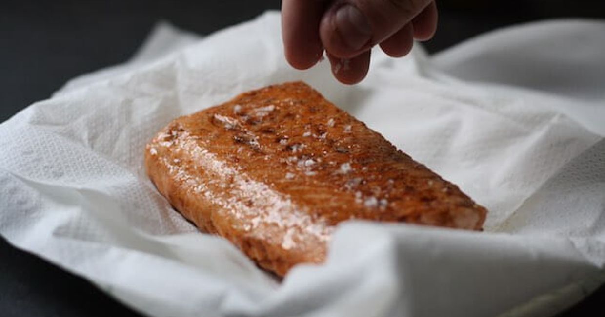 Łosoś posypywany solą.