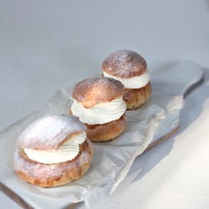 Na tłusty wtorek w Szwecji zjada się puszyste bułeczki wypełnione kremową masą z kardamonem i bitą śmietaną (fot. Maciek Niemojewski)