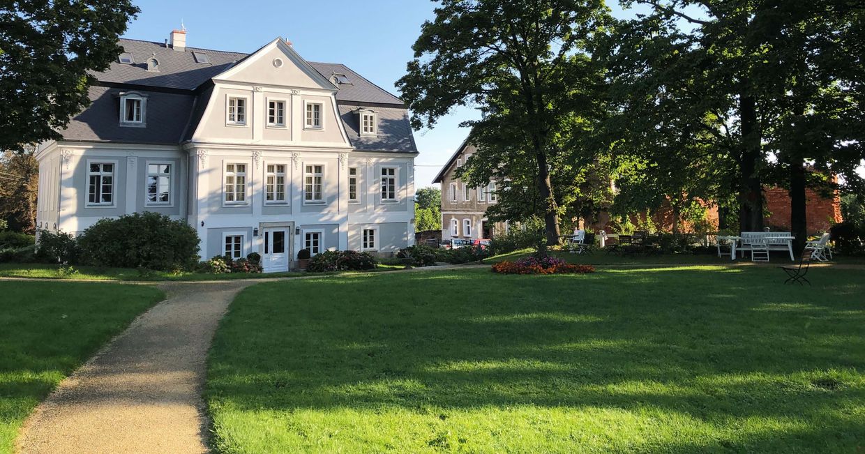 Widok na ogród pałacowy (fot. Zuza Rożek)