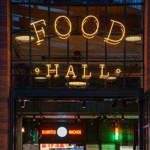 Wnętrza Food Hallu w Elektrowni Powiśle, kuchnie z całego świata, Elektrownia Powiśle (fot. materiały prasowe)