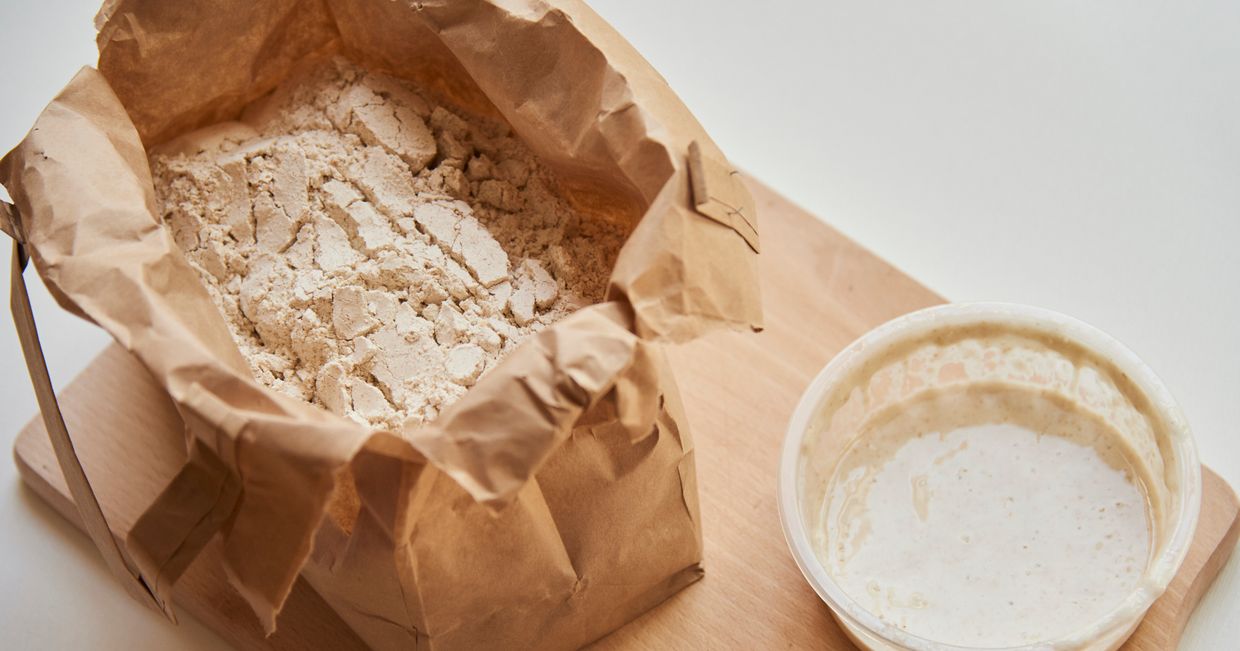 Mąka i zakwas do pieczenia chleba (fot. Maciej Kaniuk)