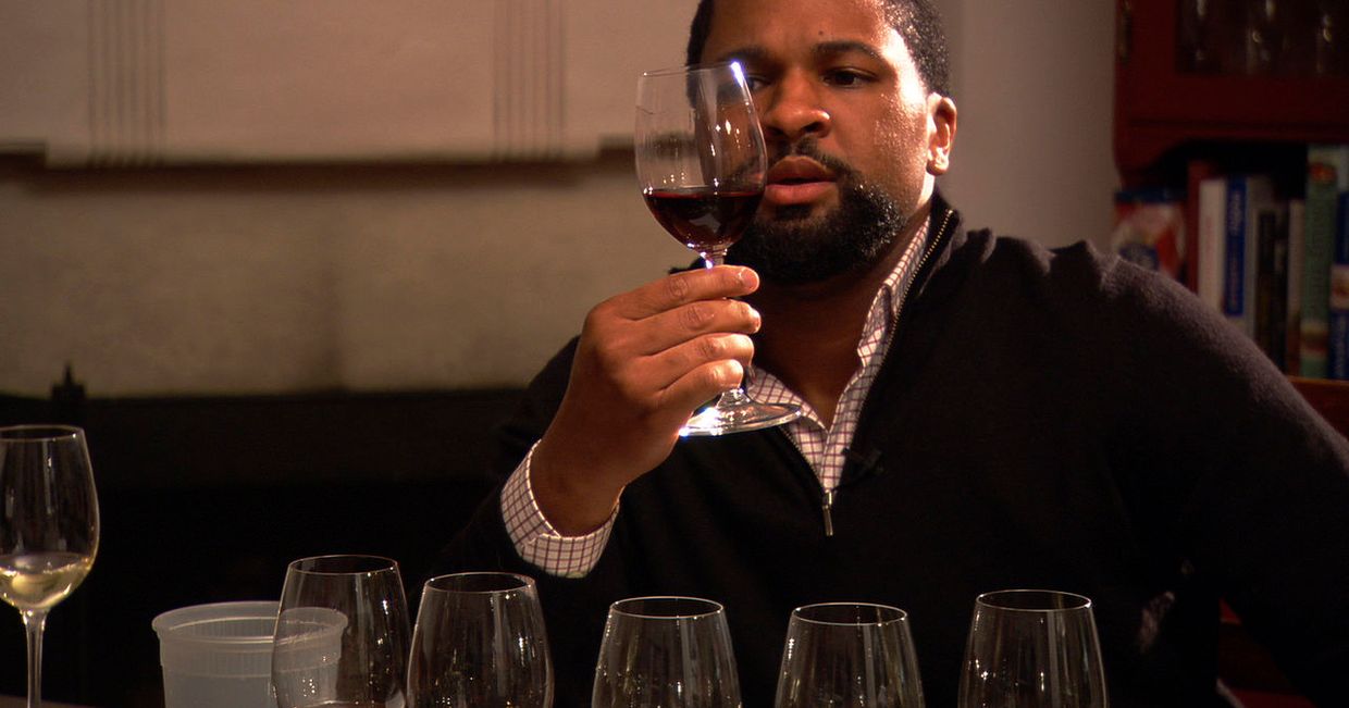 Jeden z bohaterów dokumentu "Somm" podczas testu sommelierskiego – kadr z dokumentu "Somm"