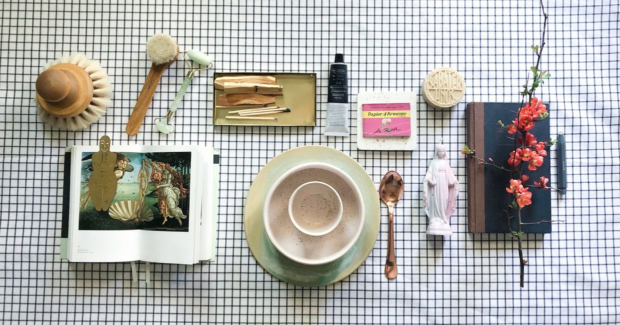 Różne przedmioty takie jak książki, zakładki do książek i szczotki do ciała (fot. Ola Koperda)