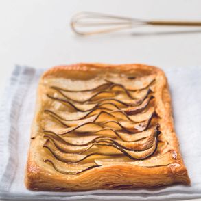 Przepis na ciasto francuskie z gruszkami. Najlepsze przepisy na gruszki. Desery z gruszkami (fot. dinnershow.studio)